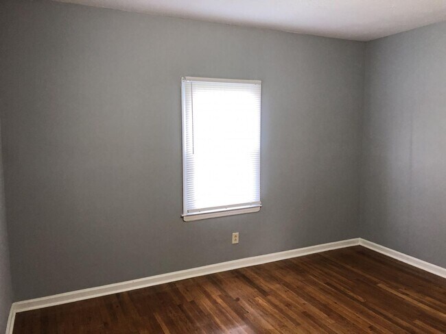 Building Photo - 2 Bedroom, 1 Bathroom home close to Downtown Nicholasville!