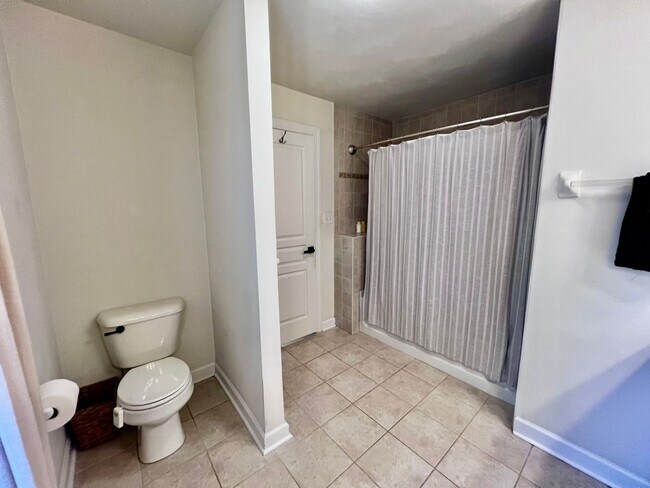 Building Photo - Gorgeous Home in the heart of Bayview Beach