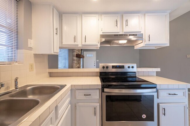 Building Photo - 9009 Sawtooth Ln