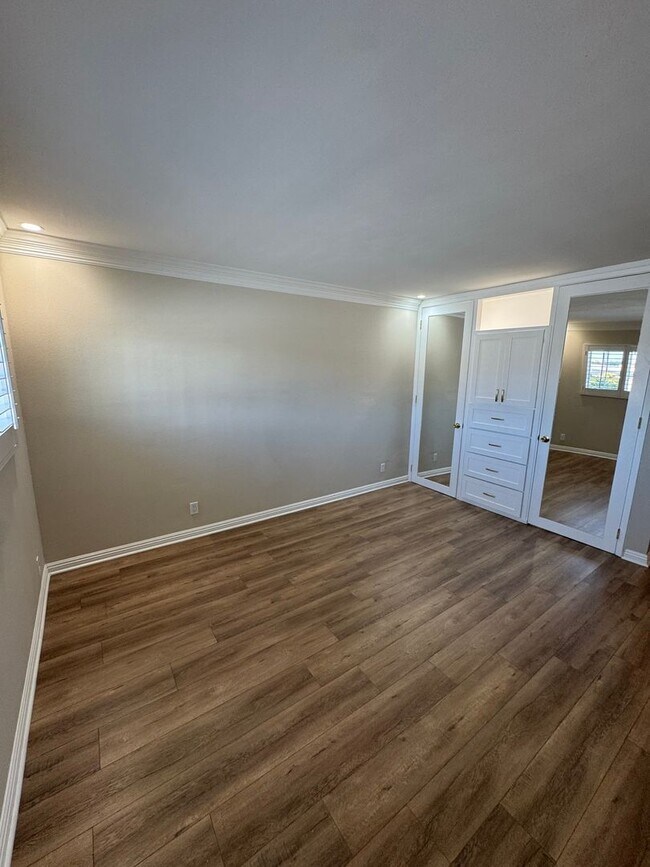 Building Photo - Beautiful Spacious Top Floor Condo 1 bed - 1 bath with parking in Burbank