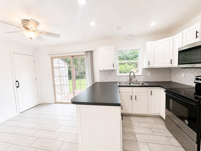 Building Photo - Charming 3-Bedroom Home in the Heart of Clarksville!