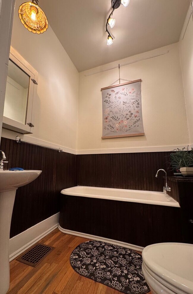 Building Photo - Historic Home 2 Bedroom +office 2 Baths, and Off street Parking