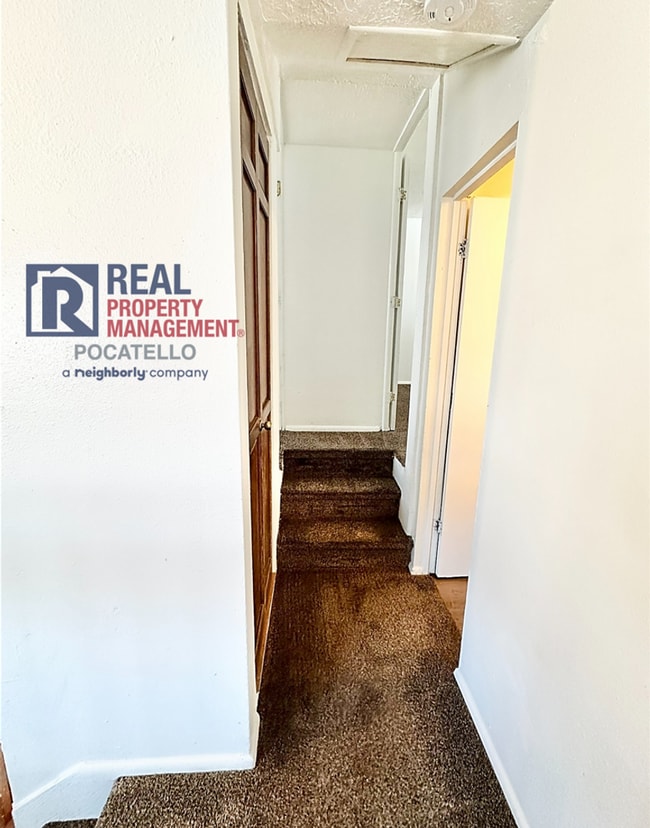 Building Photo - Spacious 4 Bed / 2 Bath Duplex | Garage + Split-Level Layout | Pet Negotiable