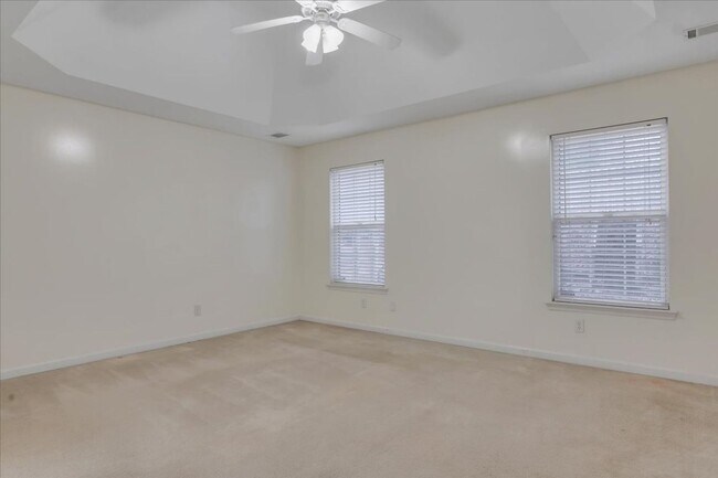 Building Photo - MOVE IN READY