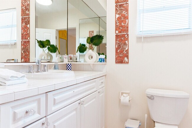 Building Photo - 519 28th St