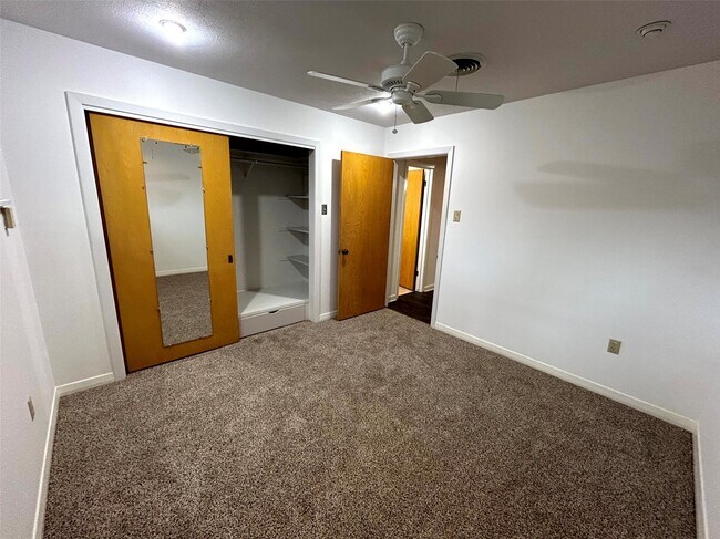 Building Photo - 1902 Gillette St