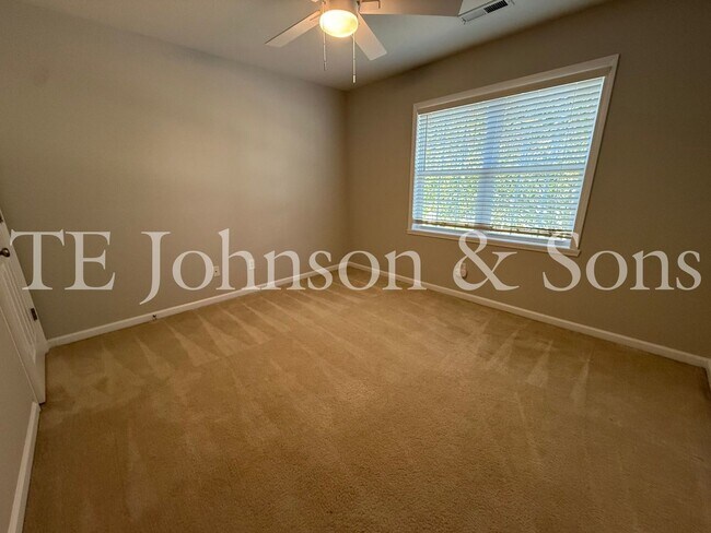 Building Photo - Spacious 4 Bedroom Home with Fenced Yard & Two Car Garage in Clemmons