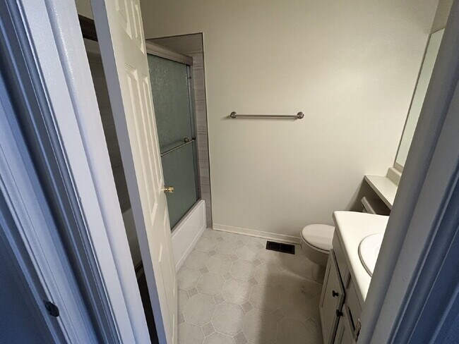 Building Photo - "Charming 2-Bed Condo Retreat with 2.5 Baths in Littleton - 1000 Sq Ft of Comfort!"  Available Now!