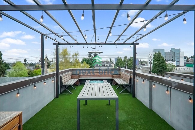 Building Photo - 2 BED & 1.5 BATH TOWNHOME FOR RENT