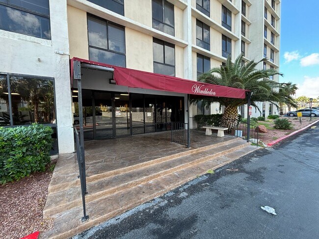 Building Photo - Stunning 2-Bed, 2-Bath High-Rise Residence...