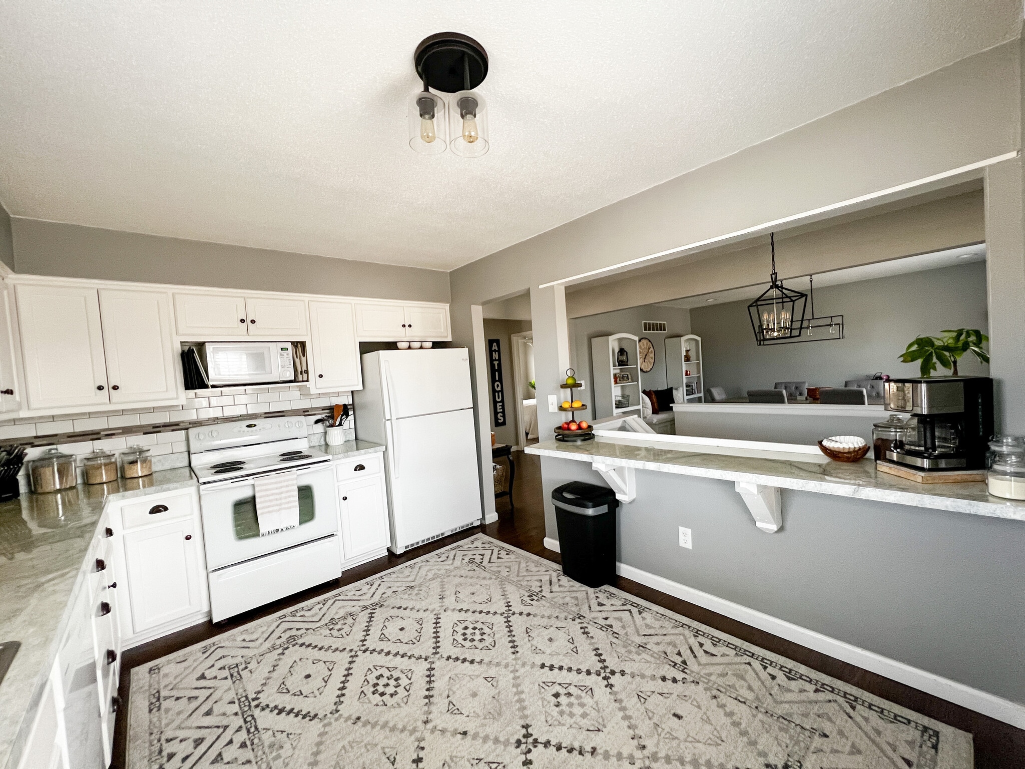 Building Photo - 323 SE Melody Ln