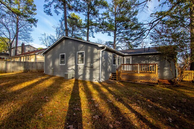 Building Photo - 20 Laver Cir