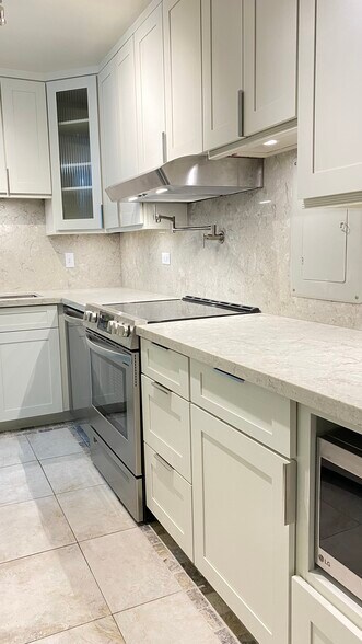 pot filler above stove - 501 Hahaione St