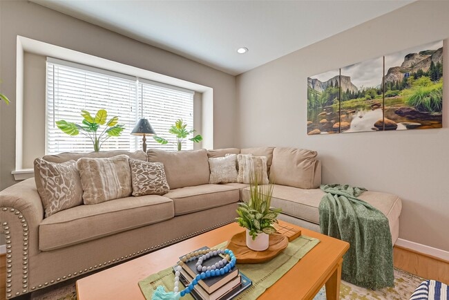 Building Photo - 5330 Hialeah Dr