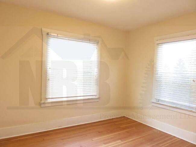 Building Photo - Stunning 2 bd 1 ba House with a basement a...