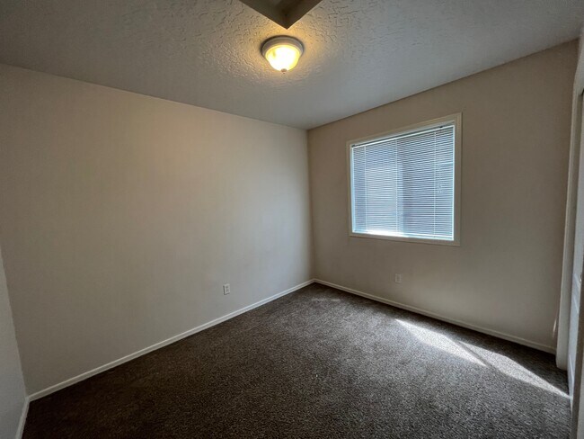 Building Photo - 13852 Paraiso Ave