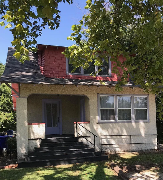 Primary Photo - Charming 2-bedroom / 1 bathroom near OU Ca...