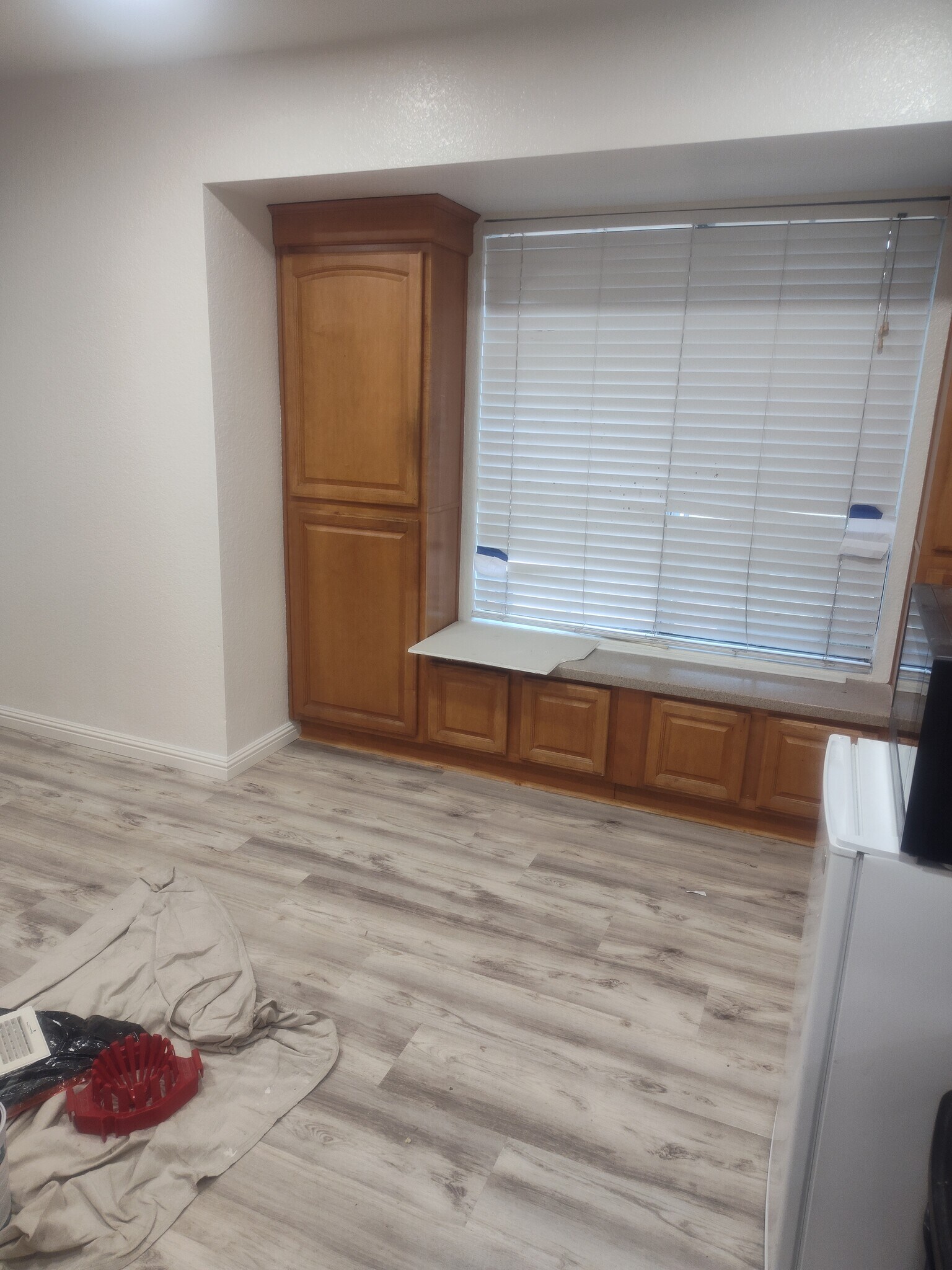 Kitchen has lots of cupboards - 1365 Crafton Ave