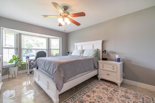 Building Photo - 5290 Pine Tree Dr