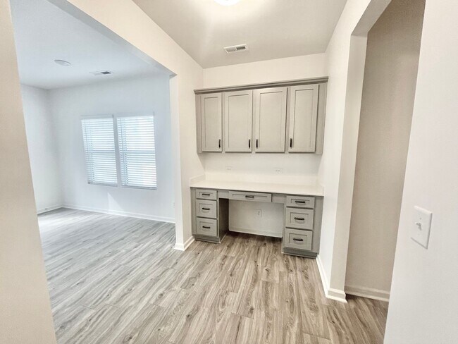 Building Photo - Paired Home 3br 2.5ba minutes from I-77 and I-40 Tour today!