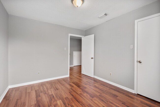 Building Photo - 8514 Deer Meadow Dr