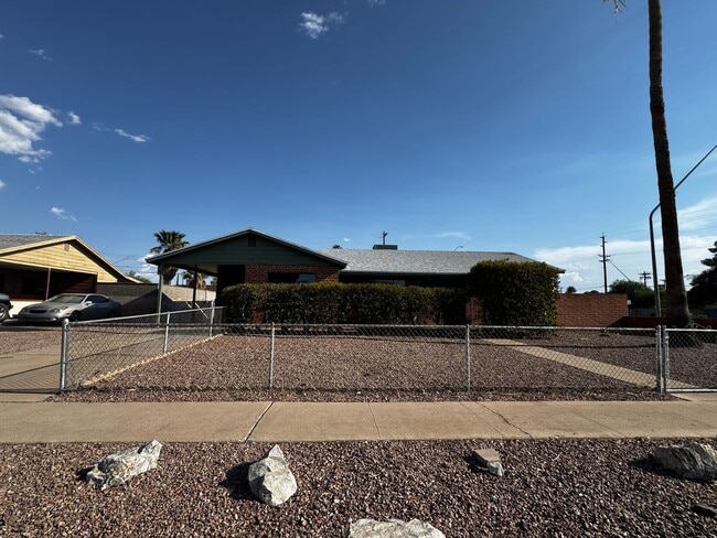 Primary Photo - Eastside (Broadway and Wilmot) 3 bedroom, ...
