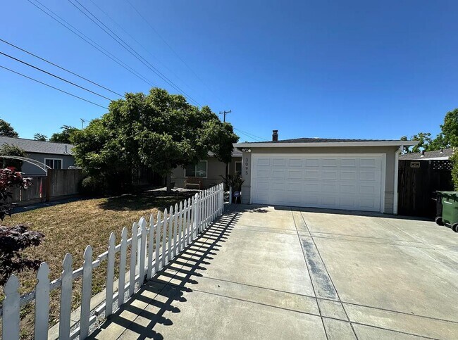 Building Photo - 3095 Calzar Dr