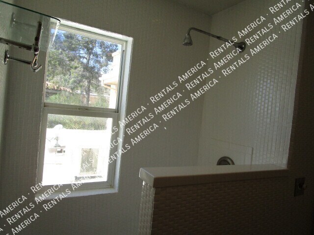 Building Photo - 711 E North Ln