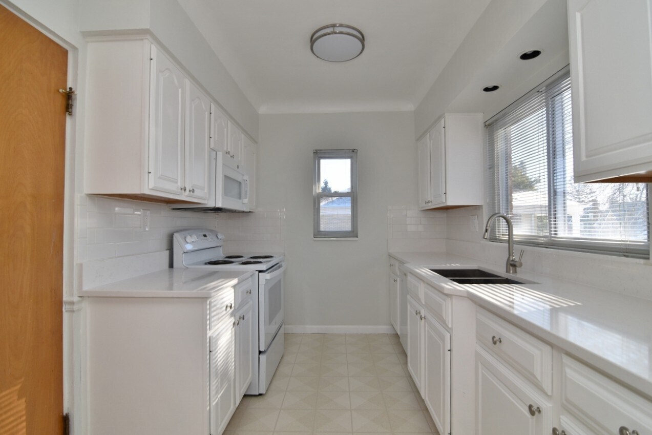 Building Photo - 2025 Riverside Dr