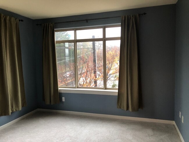 Building Photo - Updated Condo with Parking for One, Great Location and Communal Roof-top Deck!!