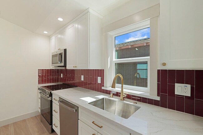 Building Photo - Beautifully Built 2/1 in North Oak Park Close to UC Davis + McGeorge Law School!