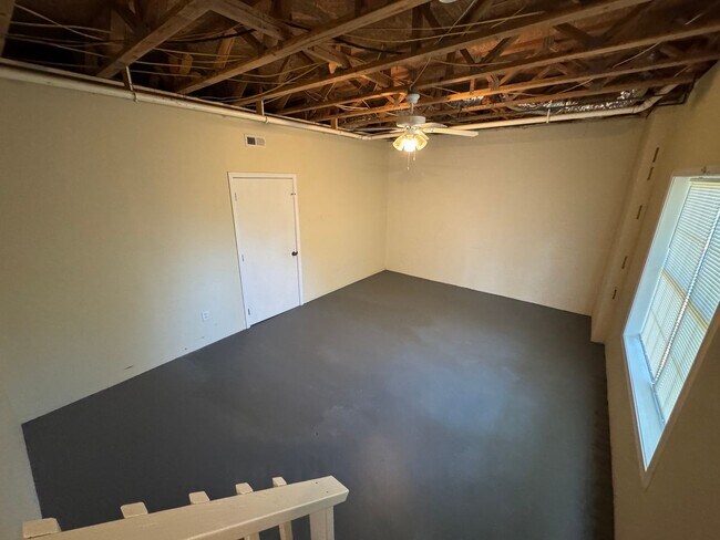 Building Photo - Nice 3/2 House in Silver Creek with bonus rooms- $1,495