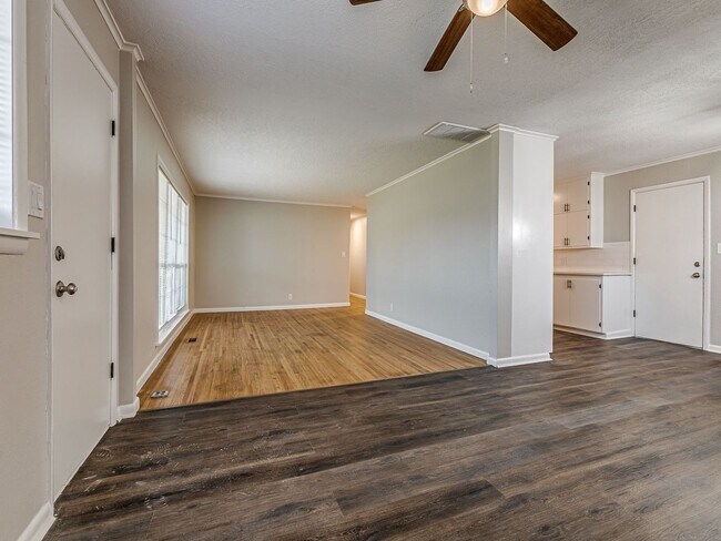 Building Photo - Move in special / First months rent is $800