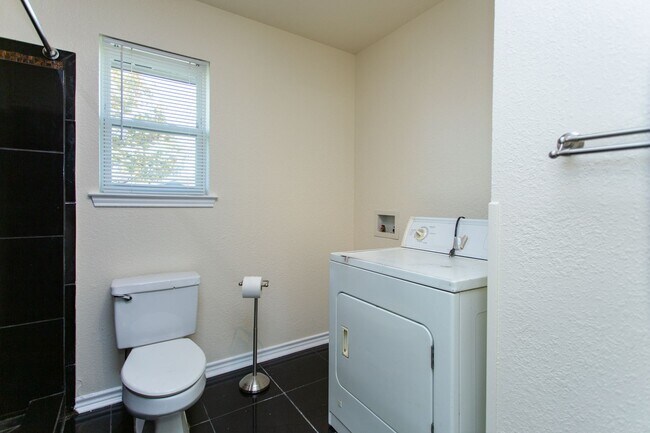 Building Photo - Spacious 2 Bedroom Home!