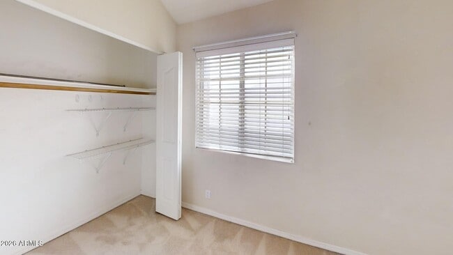 Building Photo - 823 W Iris Dr