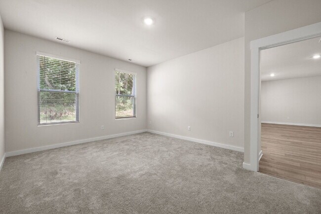 Building Photo - Spacious, Modern Ranch in Rossview!