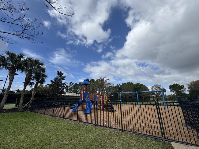 Building Photo - 1804 SW Jamesport Dr