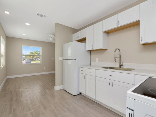 Building Photo - Stunning Newly Renovated 3-Bedroom, 2-Bath Duplex in Prime Bradenton Location!