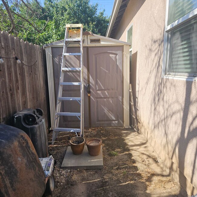Building Photo - Charming 3 bedroom Duplex Close to Doctors...