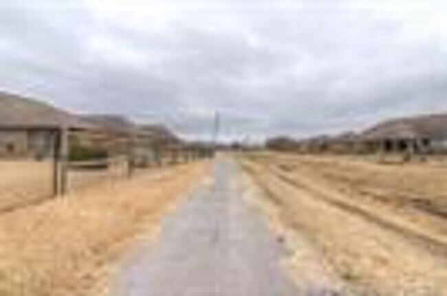 Building Photo - Well maintained home in a great location w...