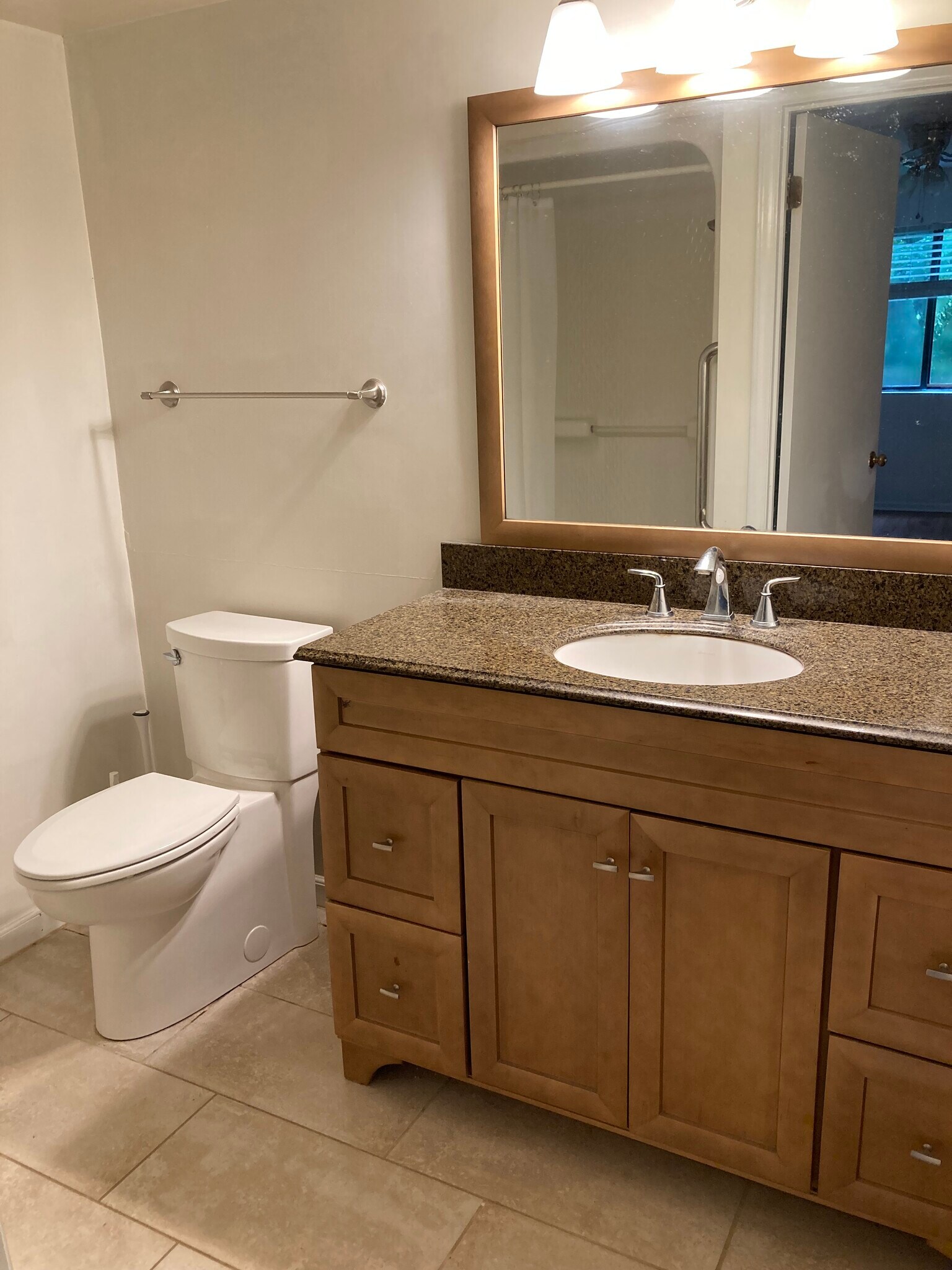 Master Bath (with tub) - 4002 Governors Sq
