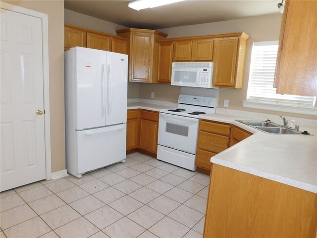 Building Photo - 910 SW Cheyenne Dr