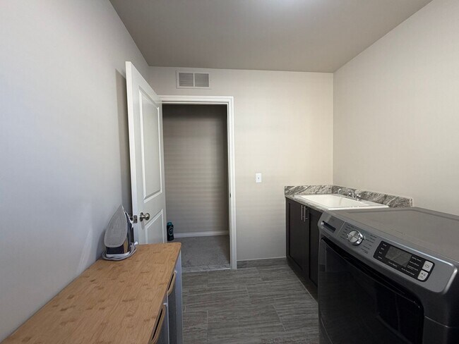 Building Photo - 13776 Grandeur Ave