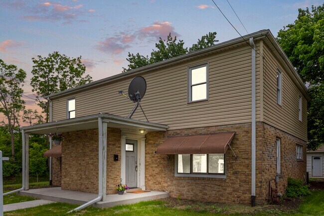 Building Photo - 714-716 S River St