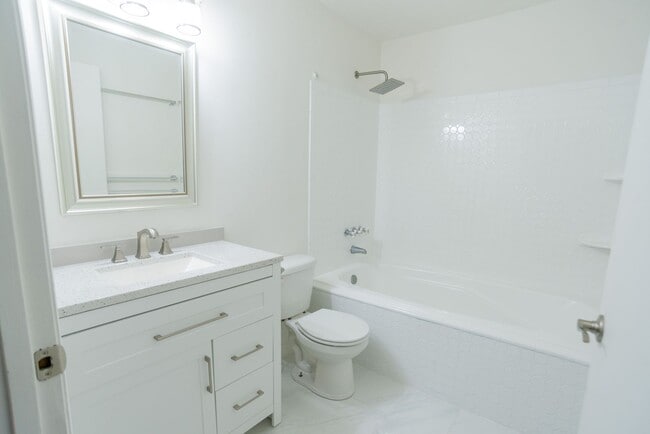 Building Photo - Beautiful House Near Downtown!!!
