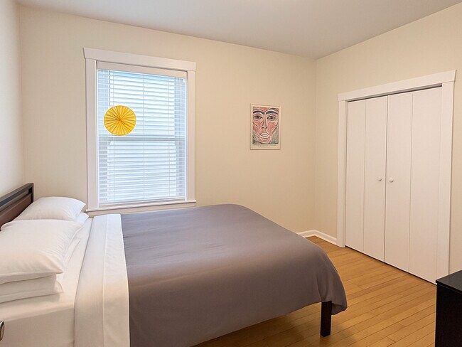 Building Photo - 1340 W Byron St