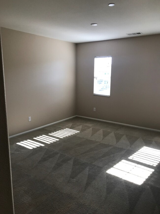 Building Photo - Beautiful Eastvale Newer Home