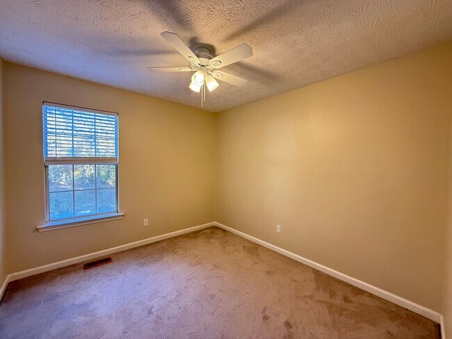 Building Photo - 3 Bedroom/2 Bath Home