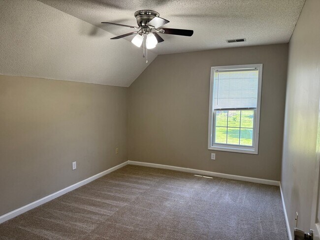 Building Photo - $1425/18 month lease or $1450/12 month lease.