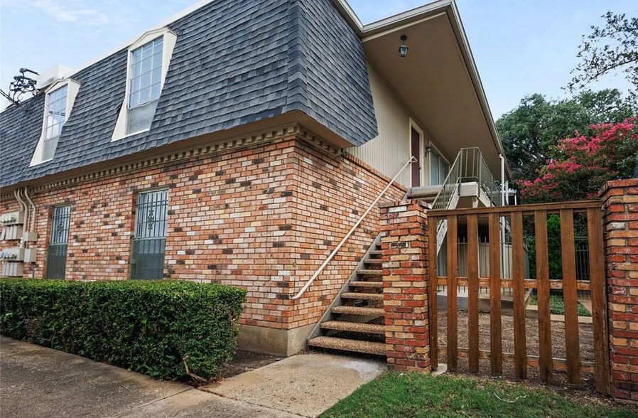 Building Photo - Room in Condo on Fleetwood Oaks Ave